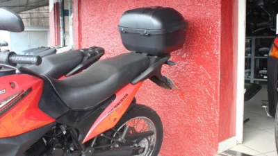 Bagageiros são opções para motociclistas terem conforto e segurança no transporte