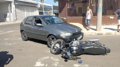 Aposentado acerta motociclista na curva