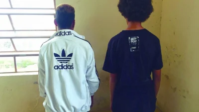 Dois adolescentes são detidos após pularem muro de condomínio