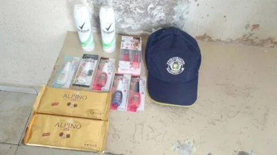 Mulher é detida tentando furtar desodorante, esmalte e chocolate