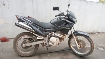 Moto negociada por rede social é apreendida sem número de chassi
