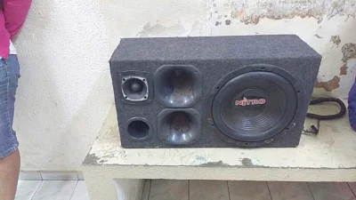 Adolescente é detido carregando caixa de som furtada