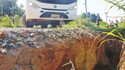 Crianças moradoras do Uirapuru sofrem com a dificuldade de acesso do ônibus escolar à rua