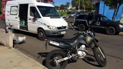 Carro e moto se envolvem em acidente na Rua João Aranha