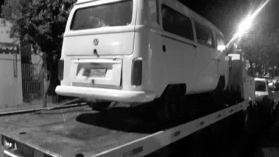 Kombi, com placas de Gol, foi abandonada em alça de acesso