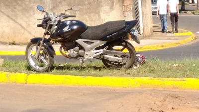 Homem perde o controle de moto e cai após bater em canteiro