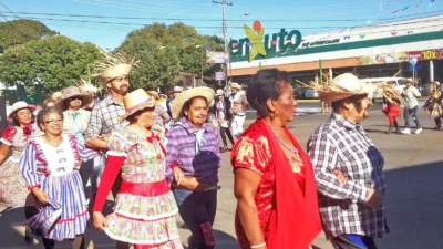 ‘Alongue-se’ faz quadrilha em frente ao Supermercado Enxuto