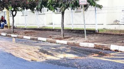 Vazamento de água em tubulações preocupa moradores da cidade