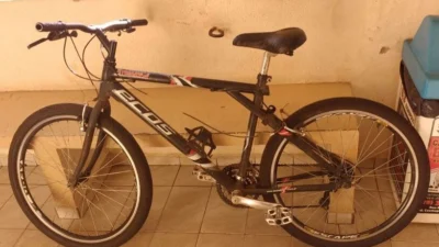 Pintor encontra bicicleta furtada no mato e vai parar na delegacia
