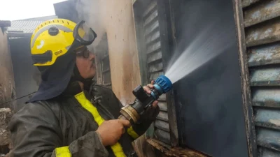 Defesa Civil e Corpo de Bombeiros combatem incêndio em casa abandonada
