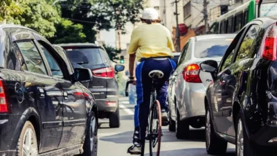 Especialista e atleta dão dicas de como se comportar com a bicicleta no trânsito