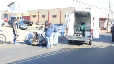 Carro e moto colidem na Av. da Saudade