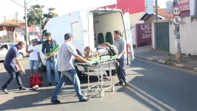 Carro e moto colidem na Av. da Saudade