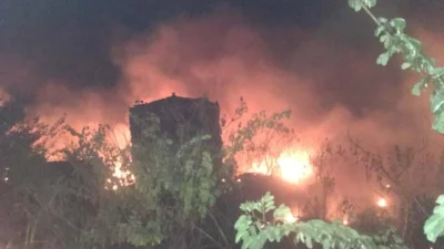 Incêndio atinge ferro-velho às margens da SP 133