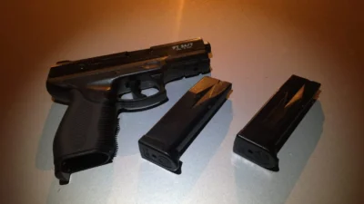 Pés de maconha e simulacro de pistola são localizados no Bairro Rosamélia II