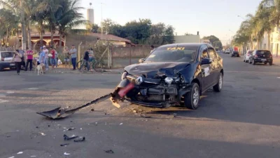 Motociclistas batem em táxi durante fuga de abordagem