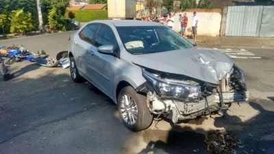 Carro e moto colidem de frente na Rua Santo Rizzo no Jardim Rosamélia