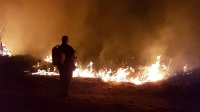 Defesa Civil combate focos de incêndio durante a noite de sábado (15)