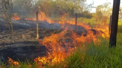 Defesa Civil controla incêndio em clube abandonado