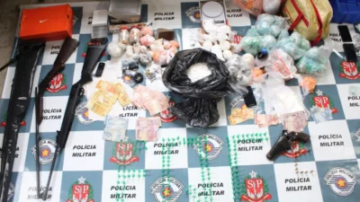 Grande quantidade de drogas e armas leva cinco pessoas para delegacia