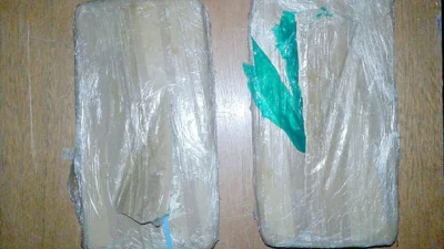Durante fuga, homem tenta se livrar de drogas e só para após bater em caminhão