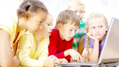 70% dos alunos do ensino médio utilizam celulares em atividades escolares