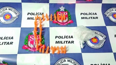 Rapaz joga fora sacola com drogas ao ver viatura da PM