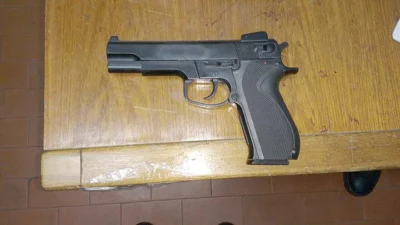 Rapaz é abordado com simulacro de pistola na cintura