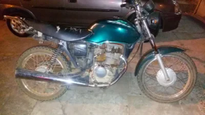 Homem empinando moto cai e foge para matagal ao ver a GM