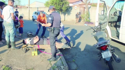 Motorista avança o ‘Pare’ e atinge motociclista