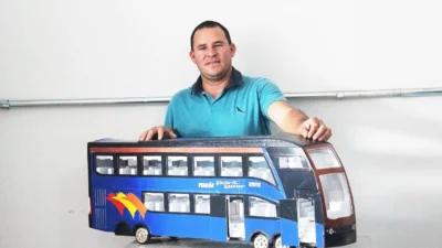 Empresário constrói réplica de caminhão em madeira para filho e descobre talento com artesanato