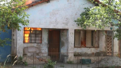 Casa é destruída por fogo no Jardim Bela Vista