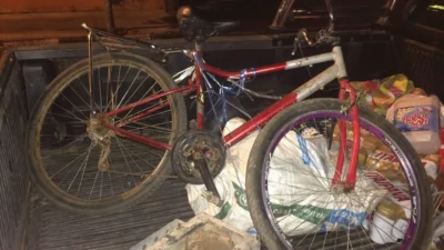 Homem abandona saco com objetos furtados em ferro velho