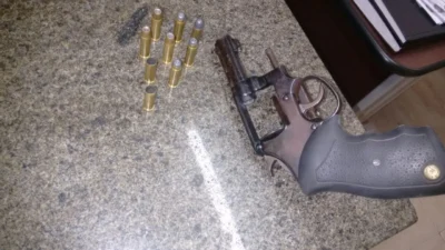 Homem é detido por porte de arma em lanchonete