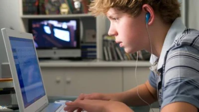 Aparelhos eletrônicos podem causar danos à audição das crianças