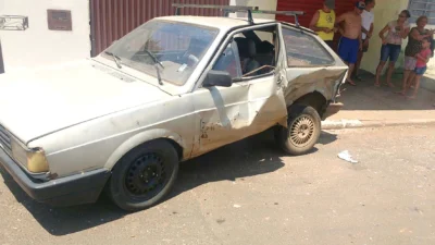 Jovem sem habilitação bate em carro estacionado e capota na Avenida Ester