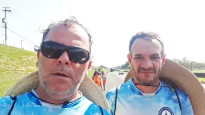Dois cosmopolenses caminham até Aparecida