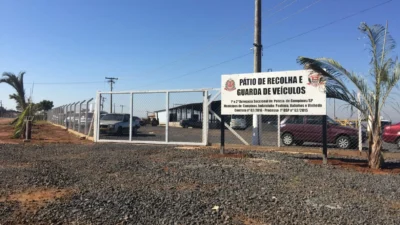 Cerca de nove indivíduos invadem pátio, rendem vigia e roubam veículos