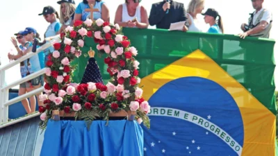 Carreata de Nossa Senhora Aparecida atravessa Cosmópolis