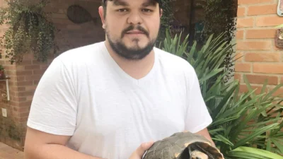 Matias Simoni com sua tartaruga Mali