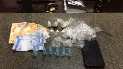 Pintor é preso, saindo de casa, acusado de tráfico de drogas