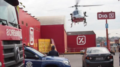 Homem cai de telhado e morre em cima de câmara fria de supermercado