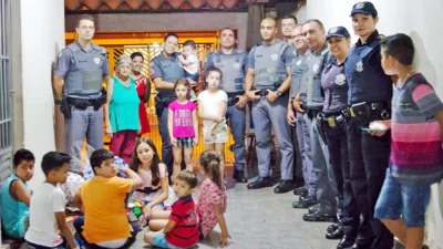 Equipe policial faz surpresa para garoto em festa de aniversário