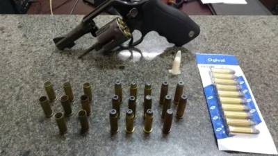 PM localiza revólver com numeração raspada e munições