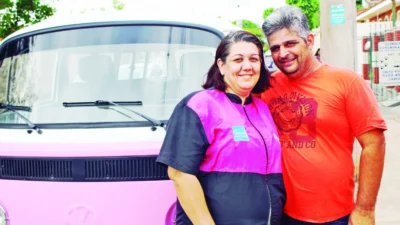 A Kombi rosa, Daniela Castro e seu companheiro Lairton