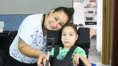 Família compra cadeira de rodas, colete e órtese no valor de R$ 12 mil para filho através de doações