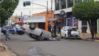 Motorista capota veículo na Rua Campinas