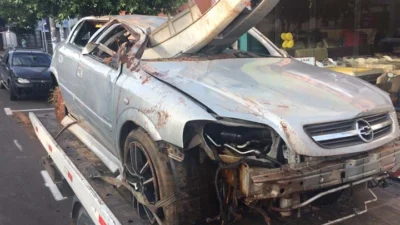 Motorista foge de abordagem, bate em viatura e capota na SP 332