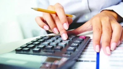 13º salário: pagar dívidas, fazer compras de fim de ano ou investir?