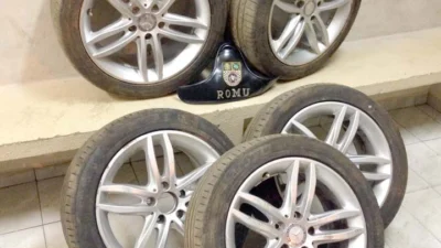 Rodas de Mercedes são encontradas no meio do mato